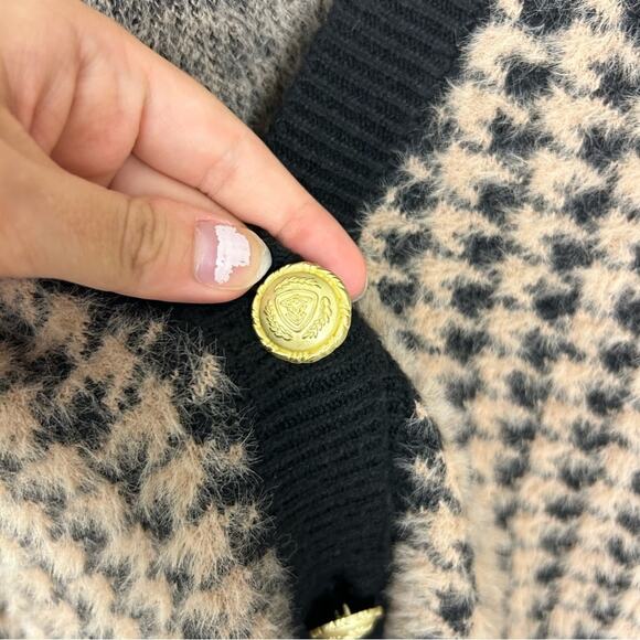 Tahari Brown Black Houndstooth Pattern Fuzzy Eyelash Cardigan Sweater Size S - Picture 7 of 9